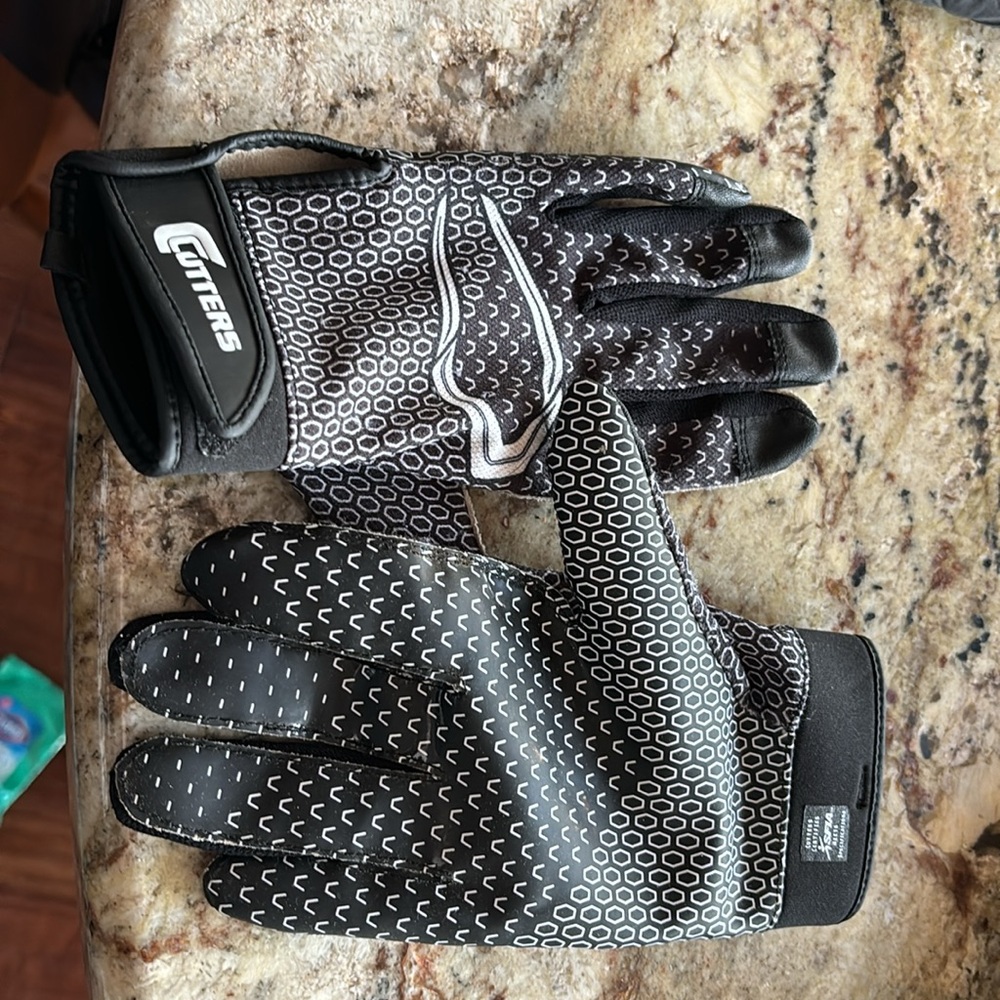 Cutter gloves size small worn once or twice for indoor football game